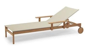 Fritz Hansen PELAGUS -aurinkotuoli käsinojilla, hiekka/tiikki