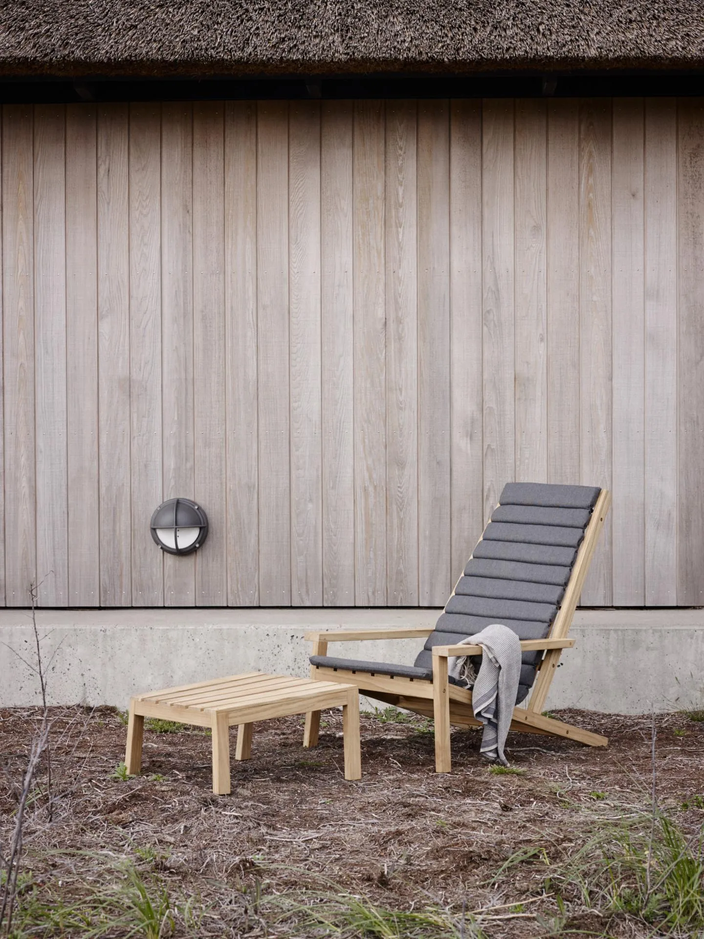 Fritz Hansen BETWEEN LINES -nojatuoli tyynyllä, tummanharmaa - Image 3
