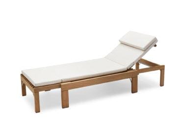 Fritz Hansen RIVIERA -aurinkotuoli tyynyllä, valkoinen