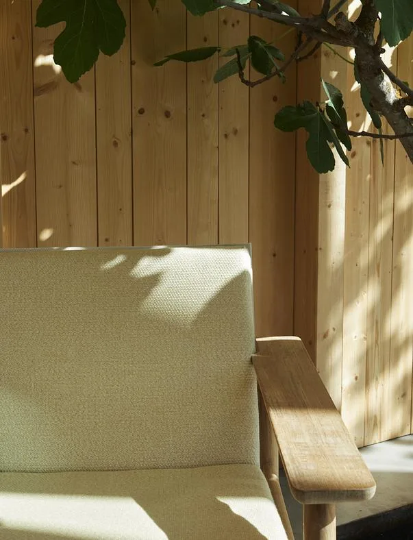 Fritz Hansen PELAGUS -lounge chair with cushion, sand/teak/yellow - Image 2