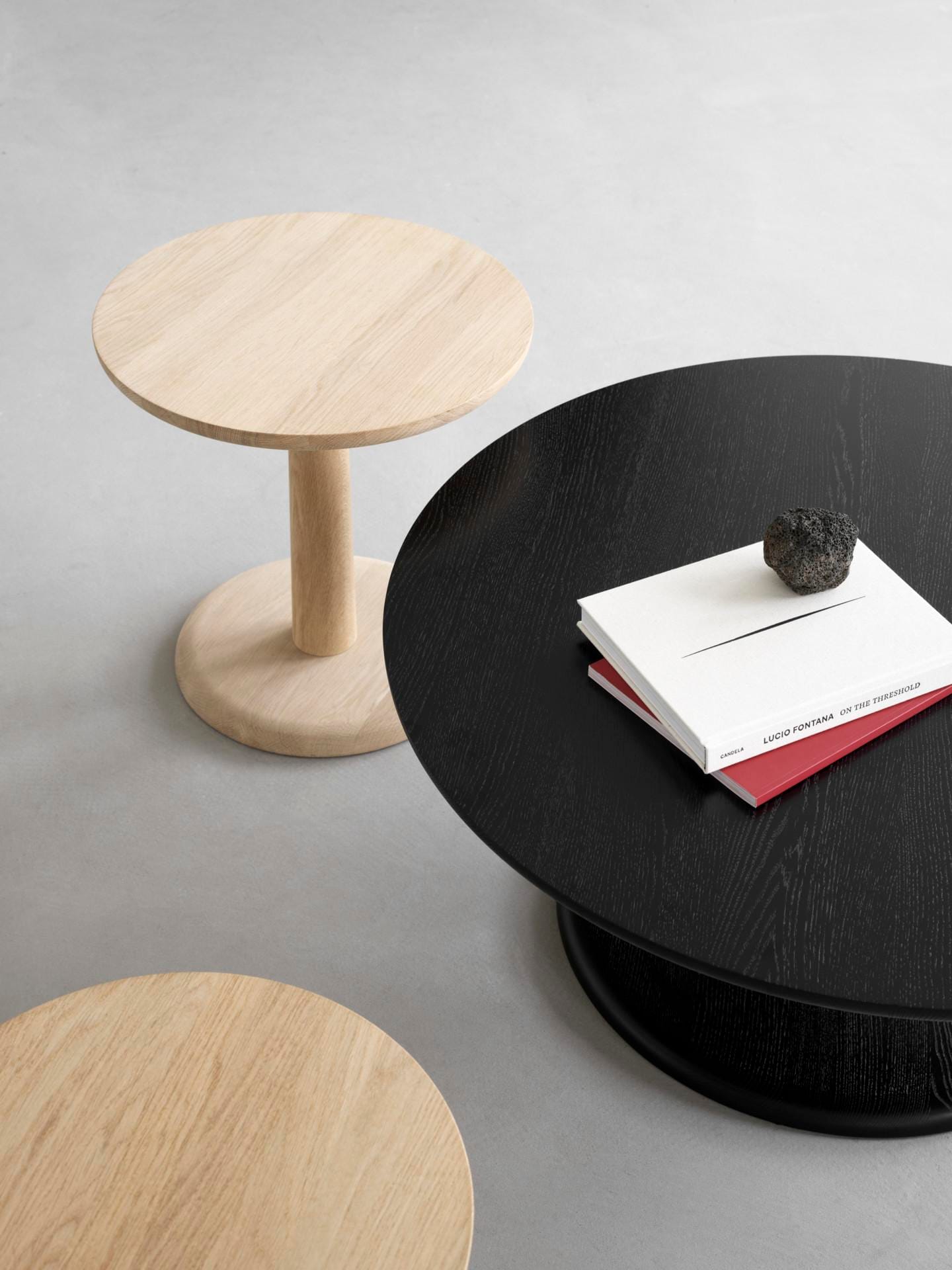 Fredericia PON coffee table Ø 90 cm, black lacquered oak - Image 3
