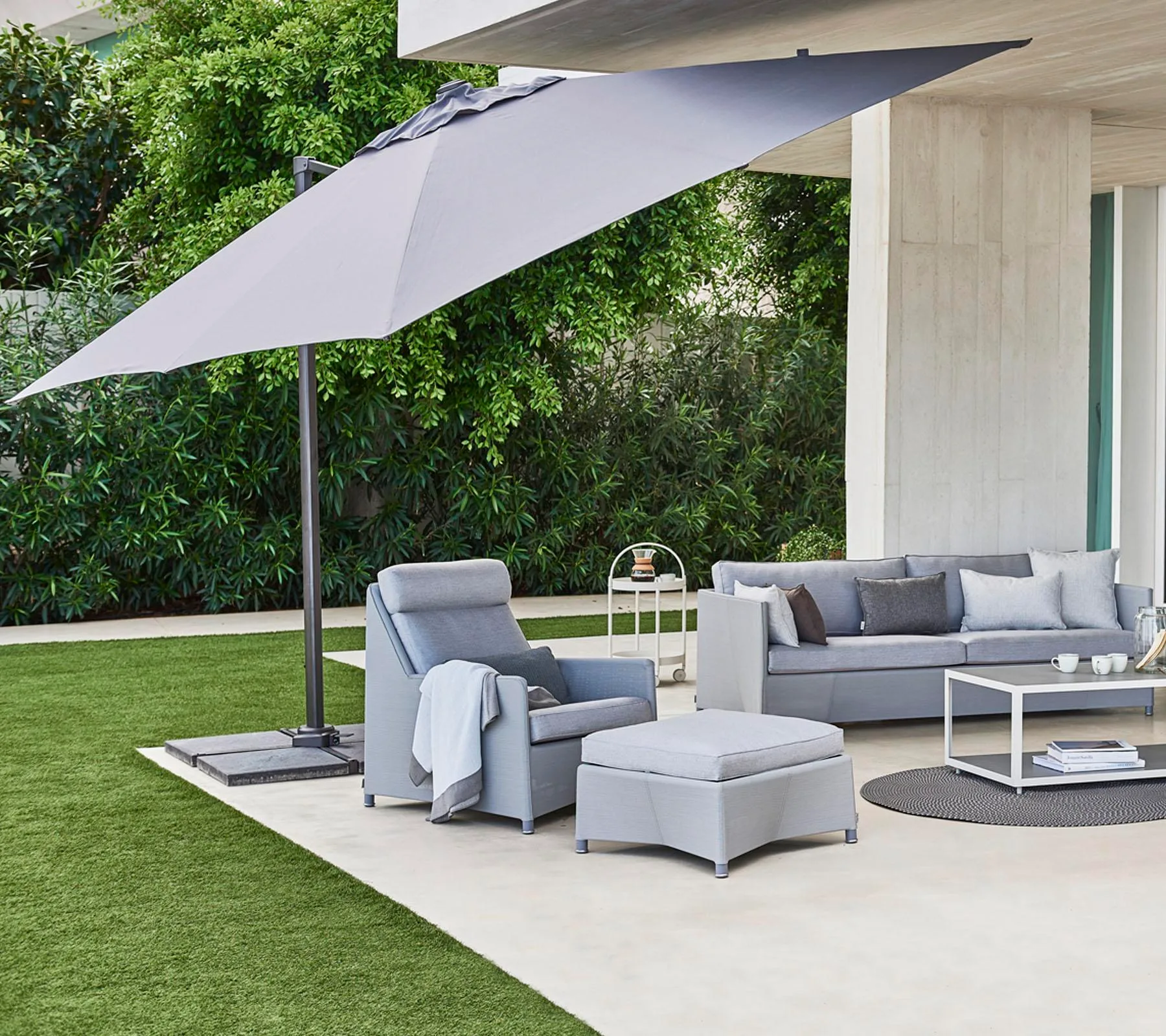 Cane-line HYDE LUXE -tilt parasol 3x3 m with base, wood look/taupe - Image 2