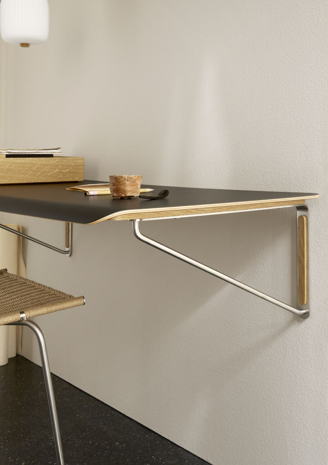 Carl Hansen AB019 -seinäkiinnitteinen työpöytä laatikolla - Image 4