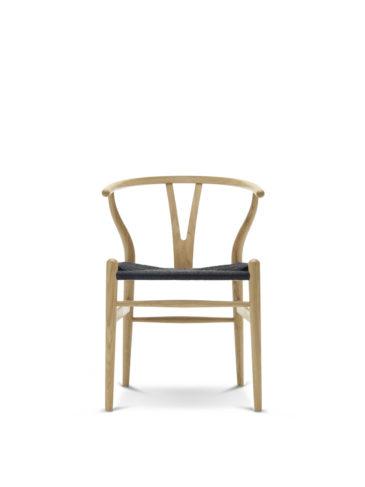 Carl Hansen CH24 -tuoli, lakattu tammi/musta istuin