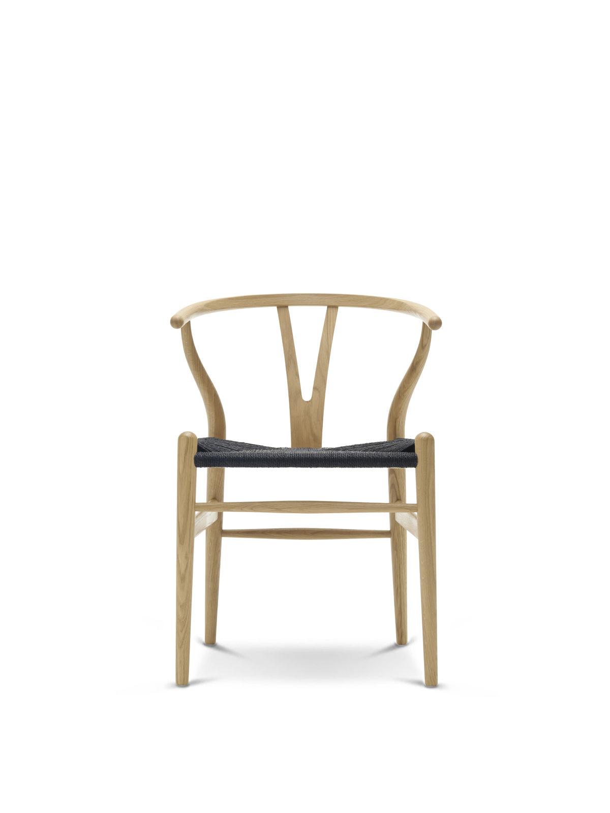Carl Hansen CH24 -tuoli, lakattu tammi/musta istuin