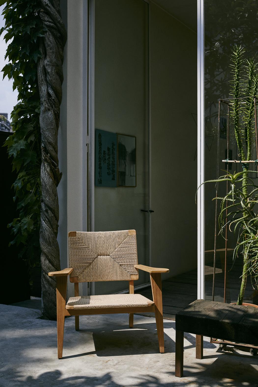 GUBI F-CHAIR lounge chair - Image 4