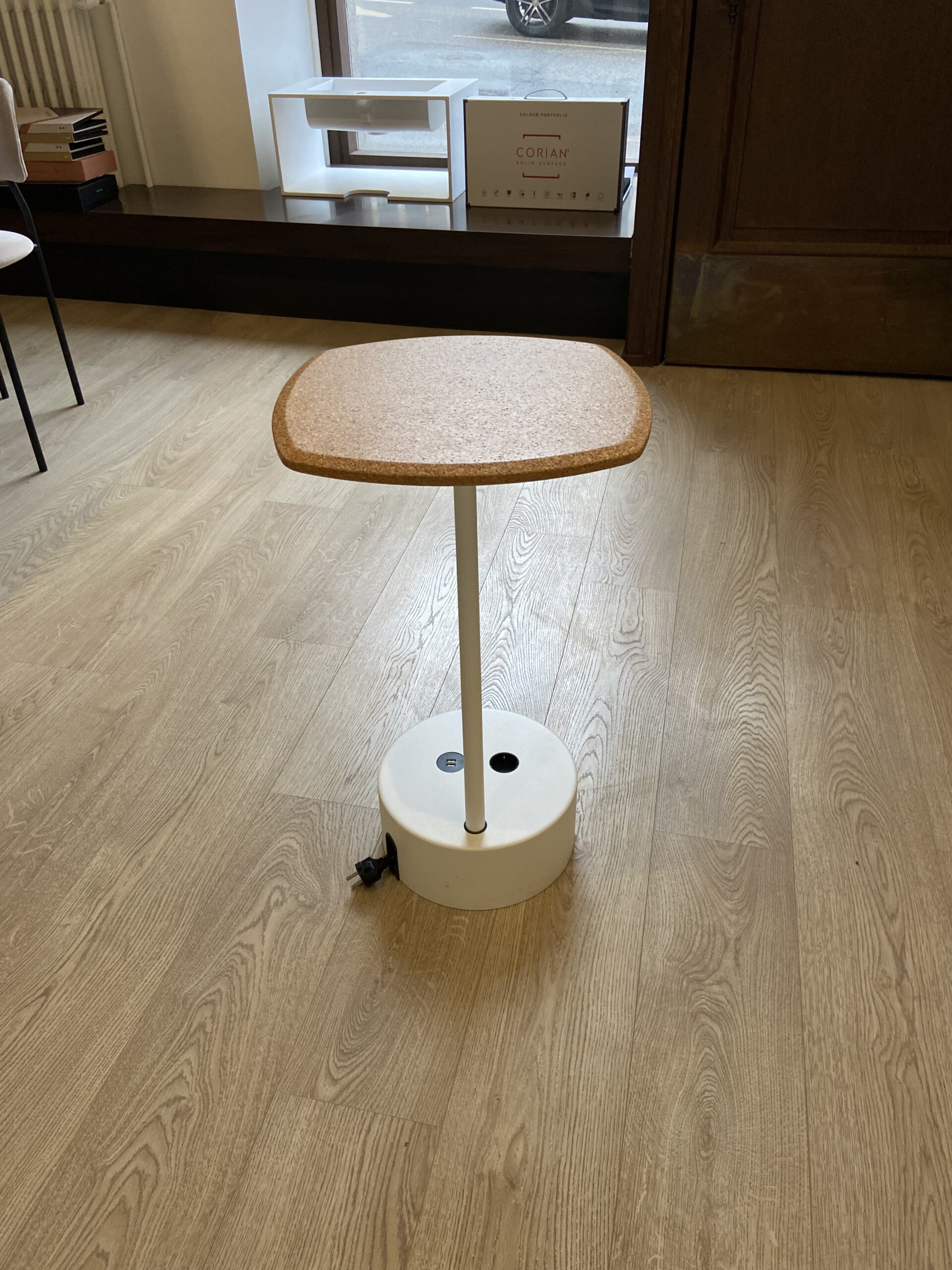 Lammhults ADD CABLE -pöytä, valkoinen, irrotettavalla korkkikannella, outlet - Image 2