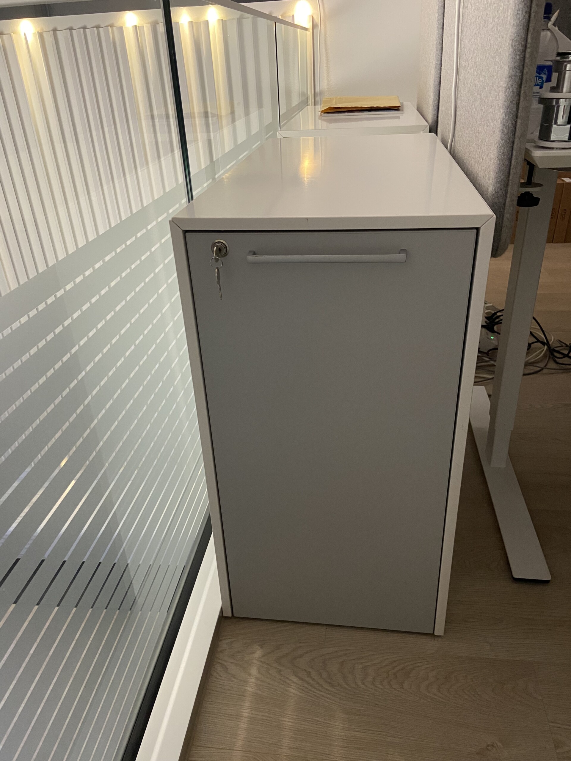 Dencon DELTA-apteekkarinkaappi, valkoinen/harmaa, oikea, outlet - Image 2
