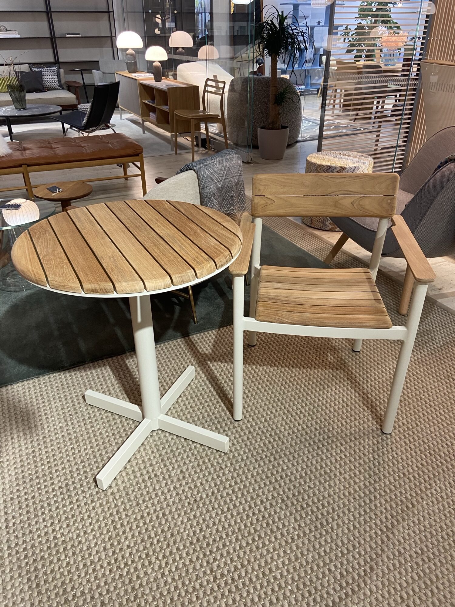 Fritz Hansen PELAGUS -käsinojallinen tuoli, kermanvalkoinen/tiikki, outlet - Image 2