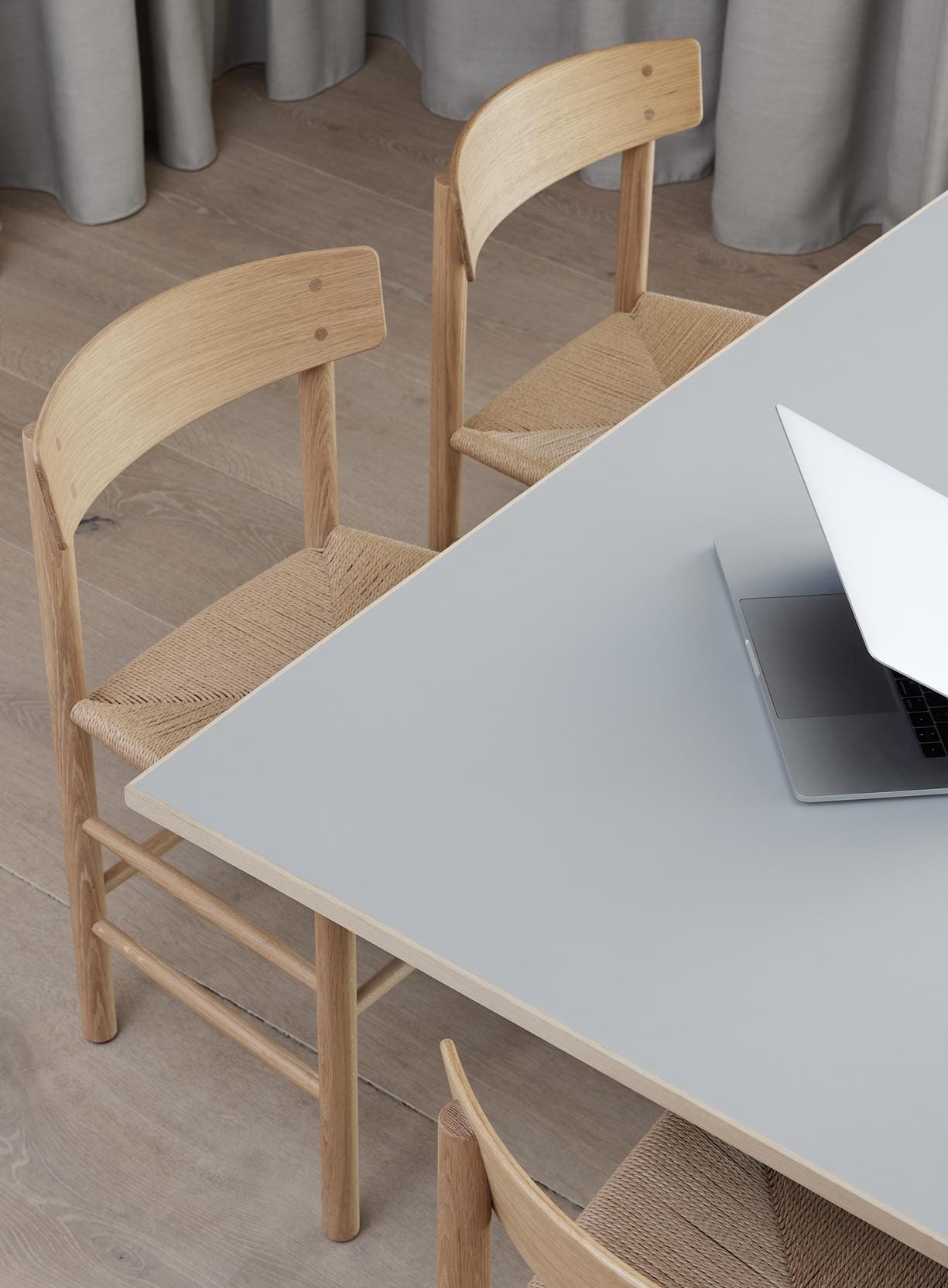 Fredericia JG -ruokapöytä, Ø140cm, harmaa linoleumi/ruostumaton teräs - Image 3