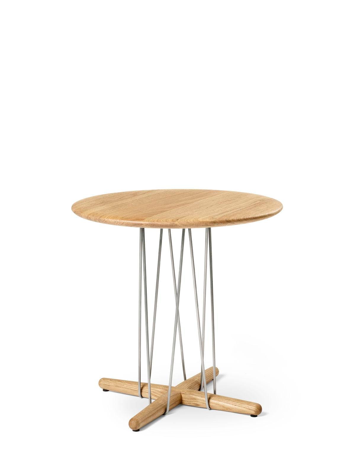 Carl Hansen E021 EMBRACE -pöytä, Ø48cm, öljytty tammi/teräs