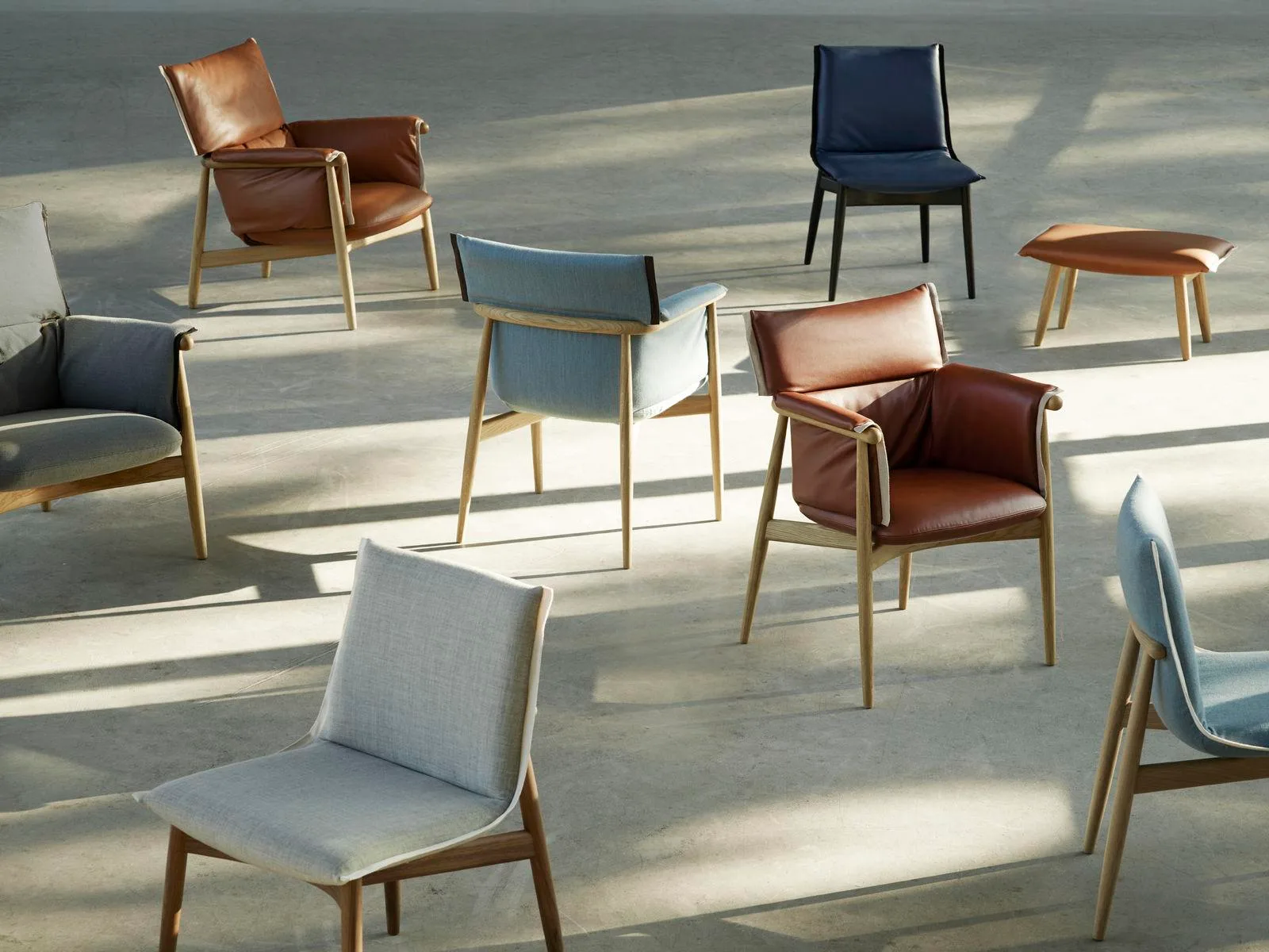 Carl Hansen E004 EMBRACE chair, oiled walnut / fabric upholstery - Image 3