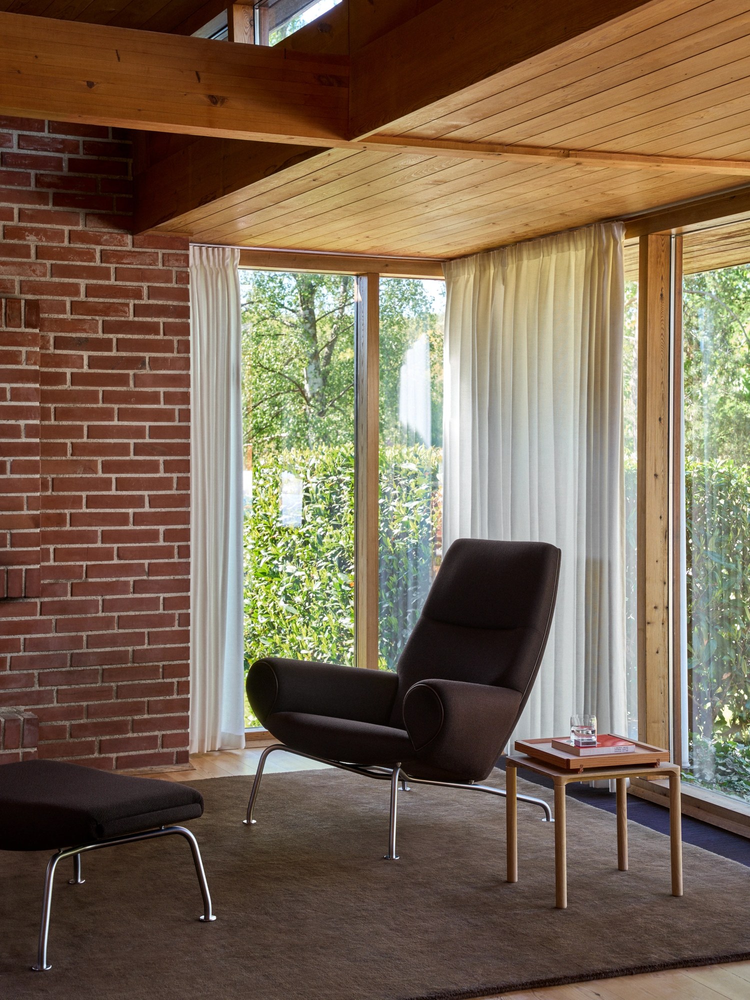 Fredericia WEGNER QUEEN CHAIR -nojatuoli ja rahi - Image 2