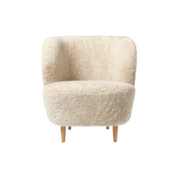 GUBI STAY-nojatuoli, pieni, beige (moonlight) lampaankarva/tammi