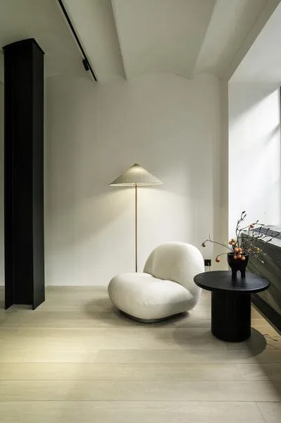 GUBI PACHA lounge chair, white Karakorum fabric/gold - Image 3