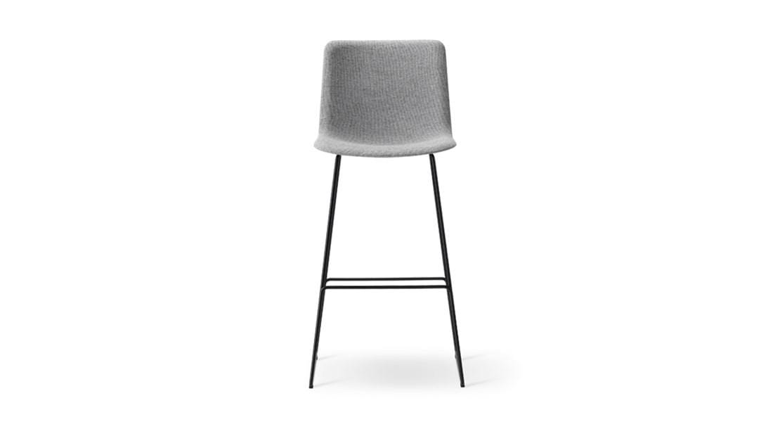 Fredericia PATO -baarituoli, kelkkajalka, harmaa/musta, ympäriverhoiltu