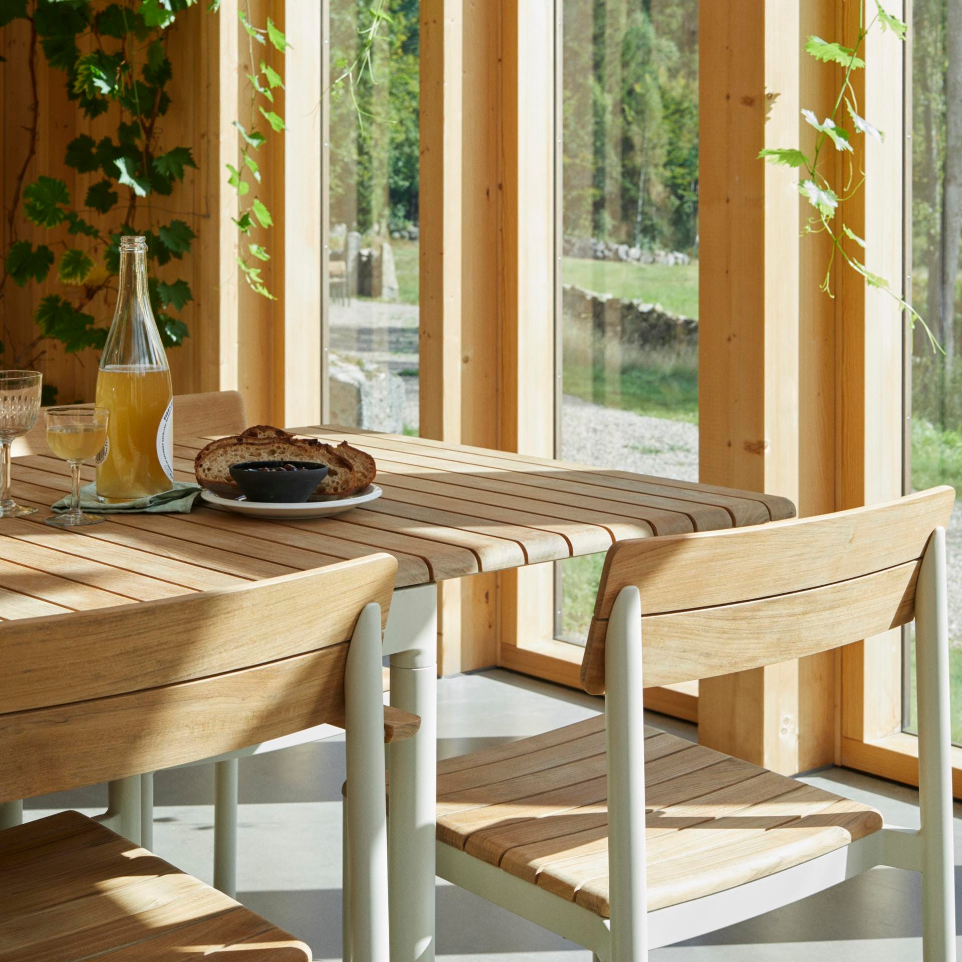 Fritz Hansen PELAGUS -ruokapöytä, kermanvalkoinen/tiikki - Image 4
