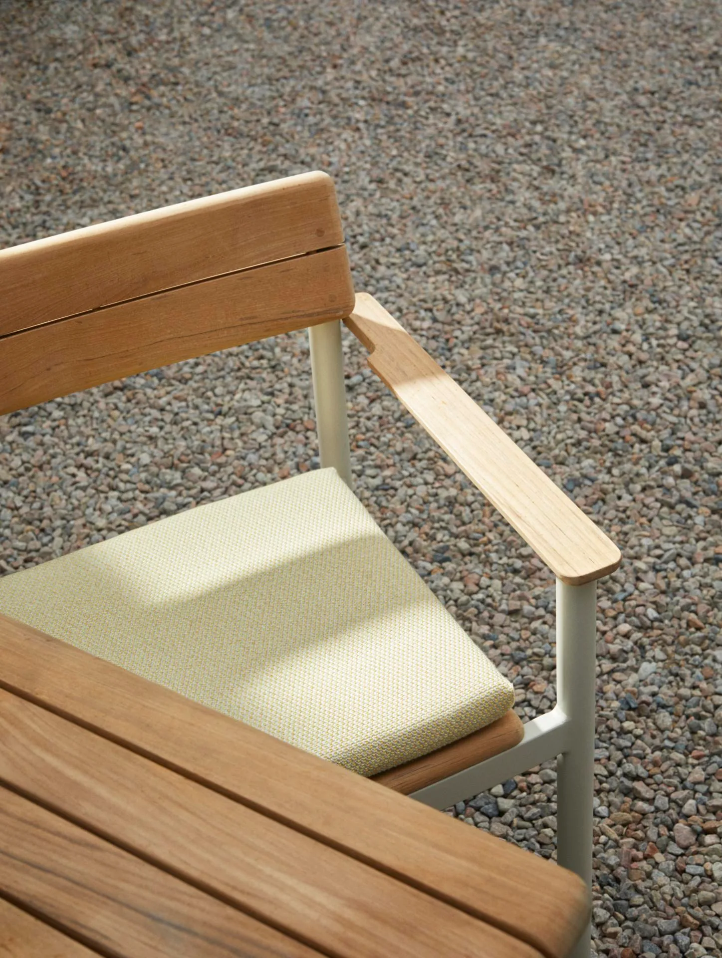 Fritz Hansen PELAGUS -armchair, light ivory/teak - Image 3